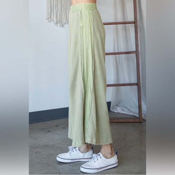 Oli & Hali ELASTIC WAIST BAND WIDE LEG CROPPED PANTS. Matching top in closet - Picture 3 of 4
